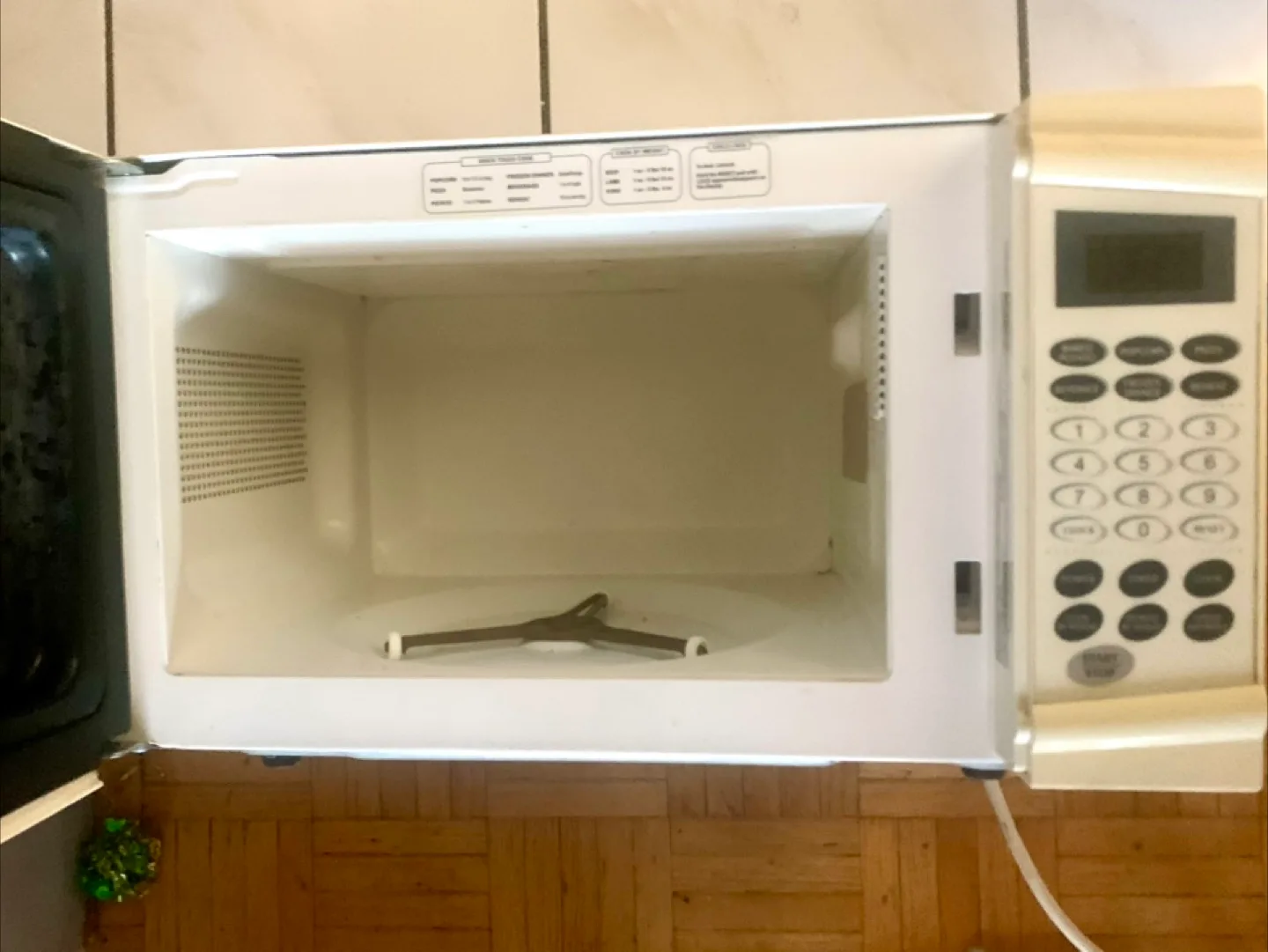 Microwave smaller size 700 watts. PLEASE READ. image indicator(2)