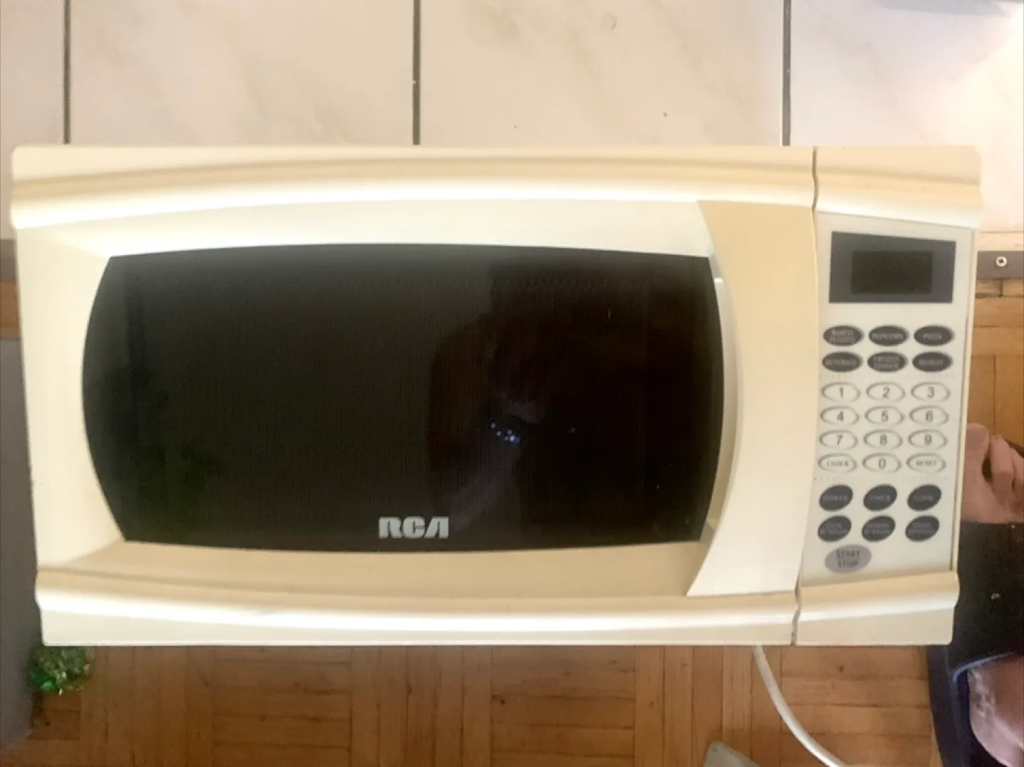 Microwave smaller size 700 w thumbnail
