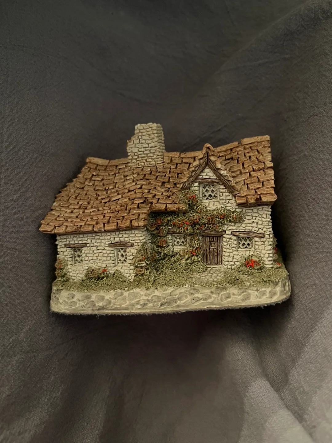 David Winter Sussex Cottage Figurine thumbnail