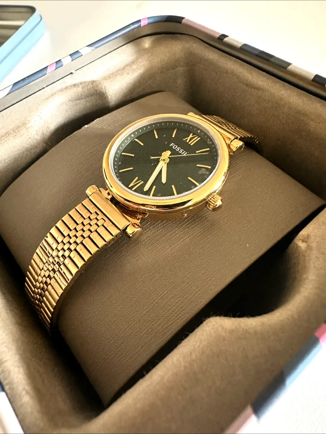 Woman’s fossil watch thumbnail