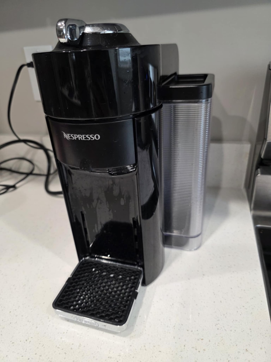 Nespresso Vertuo Next Coffee & hot/cold frothier - photo 2