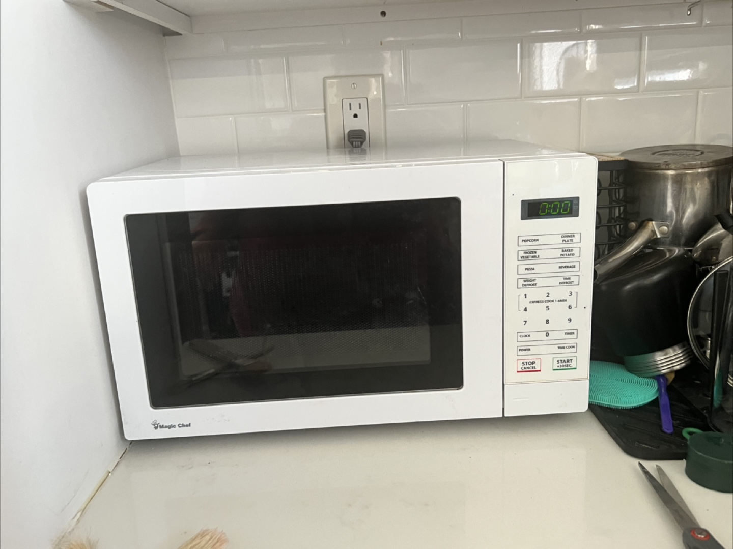 Magic Chef HMM770W2 Microwave Oven - photo 2