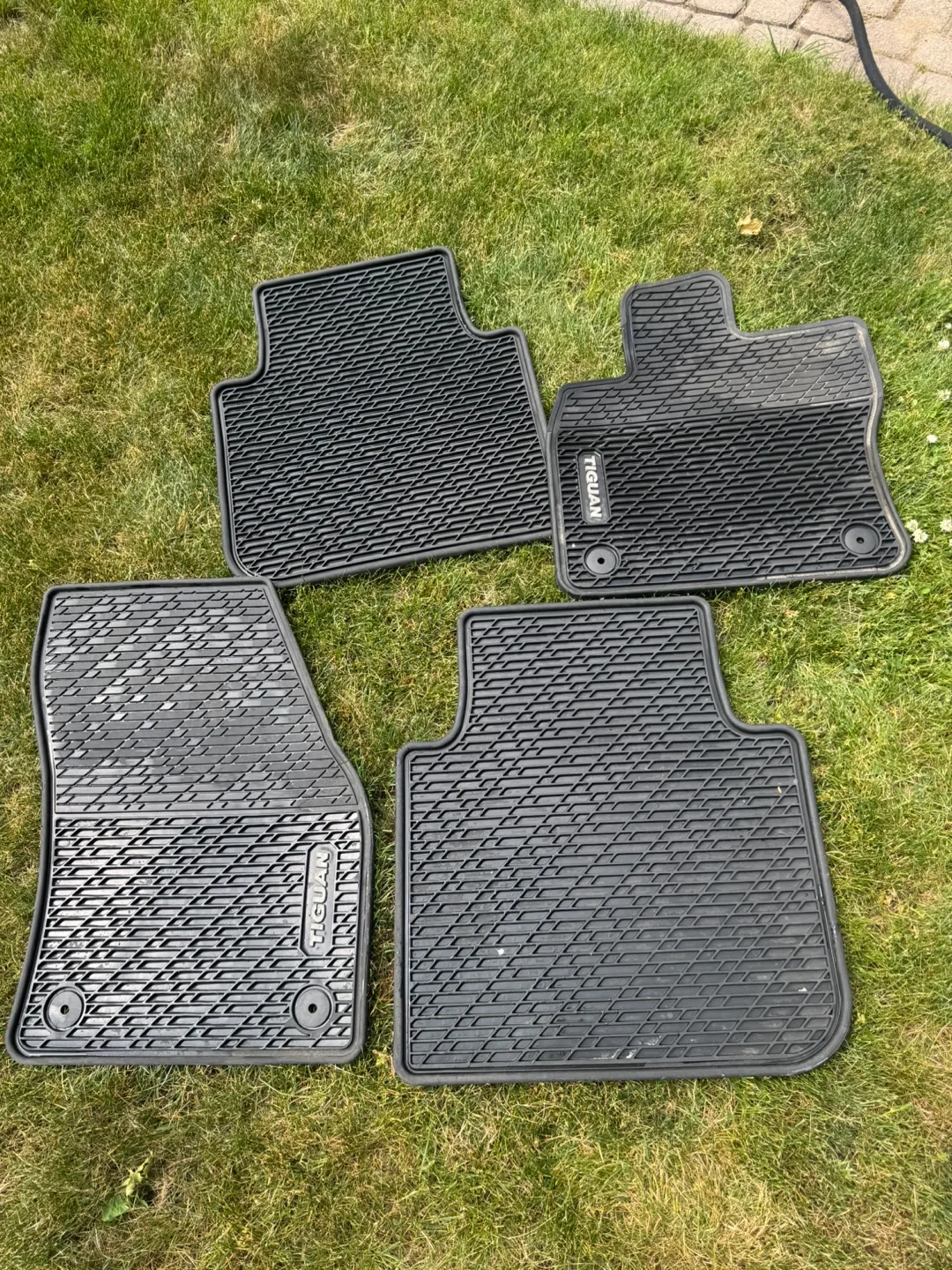 Volkswagen Tiguan Floor Mats - Black image indicator(2)