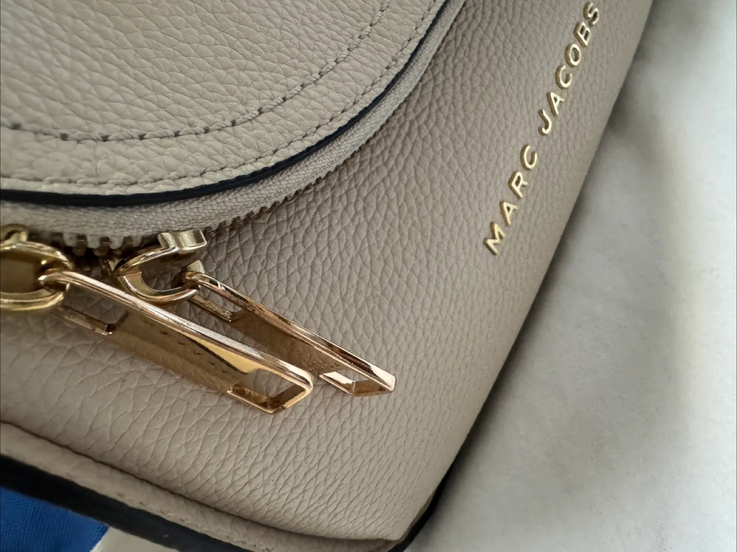 🇨🇦Marc Jacobs off-white Leather Crossbody messenger Bag image indicator(4)