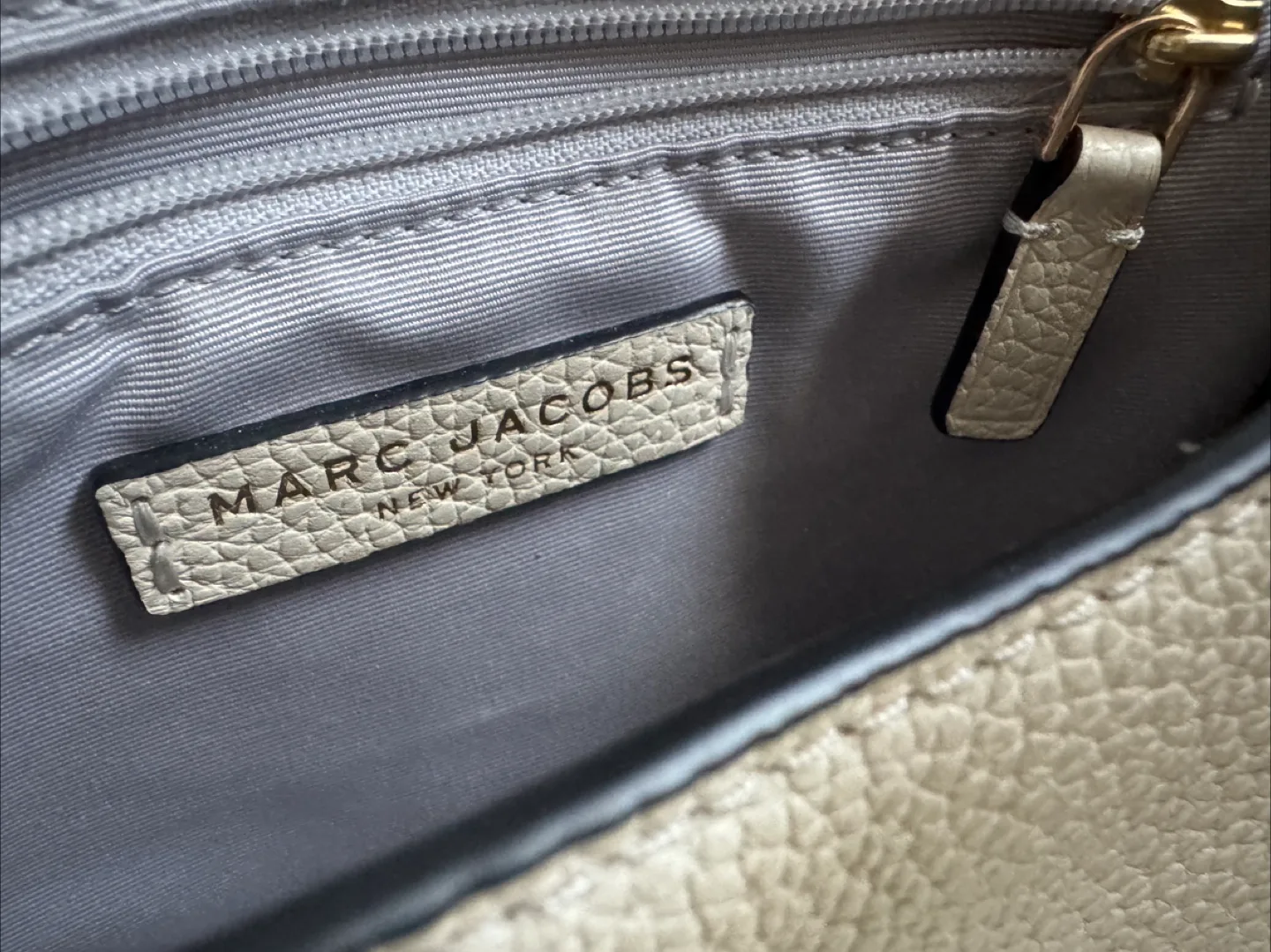 🇨🇦Marc Jacobs off-white Leather Crossbody messenger Bag image indicator(6)