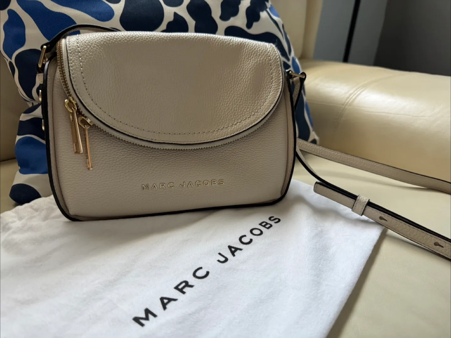 🇨🇦Marc Jacobs off-white Leather Crossbody messenger Bag image indicator(3)