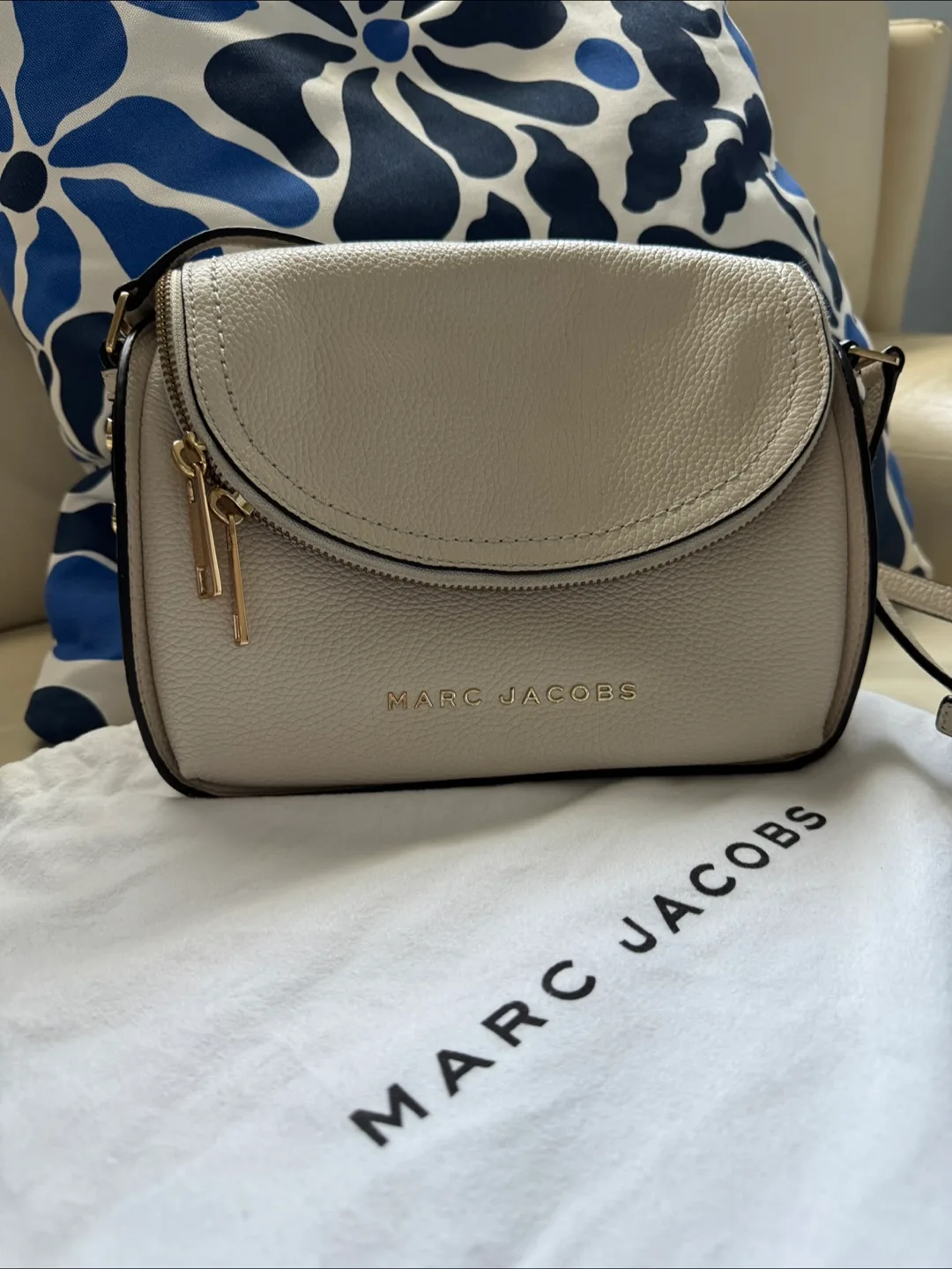 🇨🇦Marc Jacobs off-white Leather Crossbody messenger Bag image indicator(2)