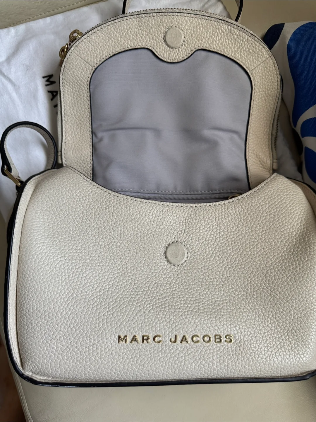 🇨🇦Marc Jacobs off-white Leather Crossbody messenger Bag image indicator(5)