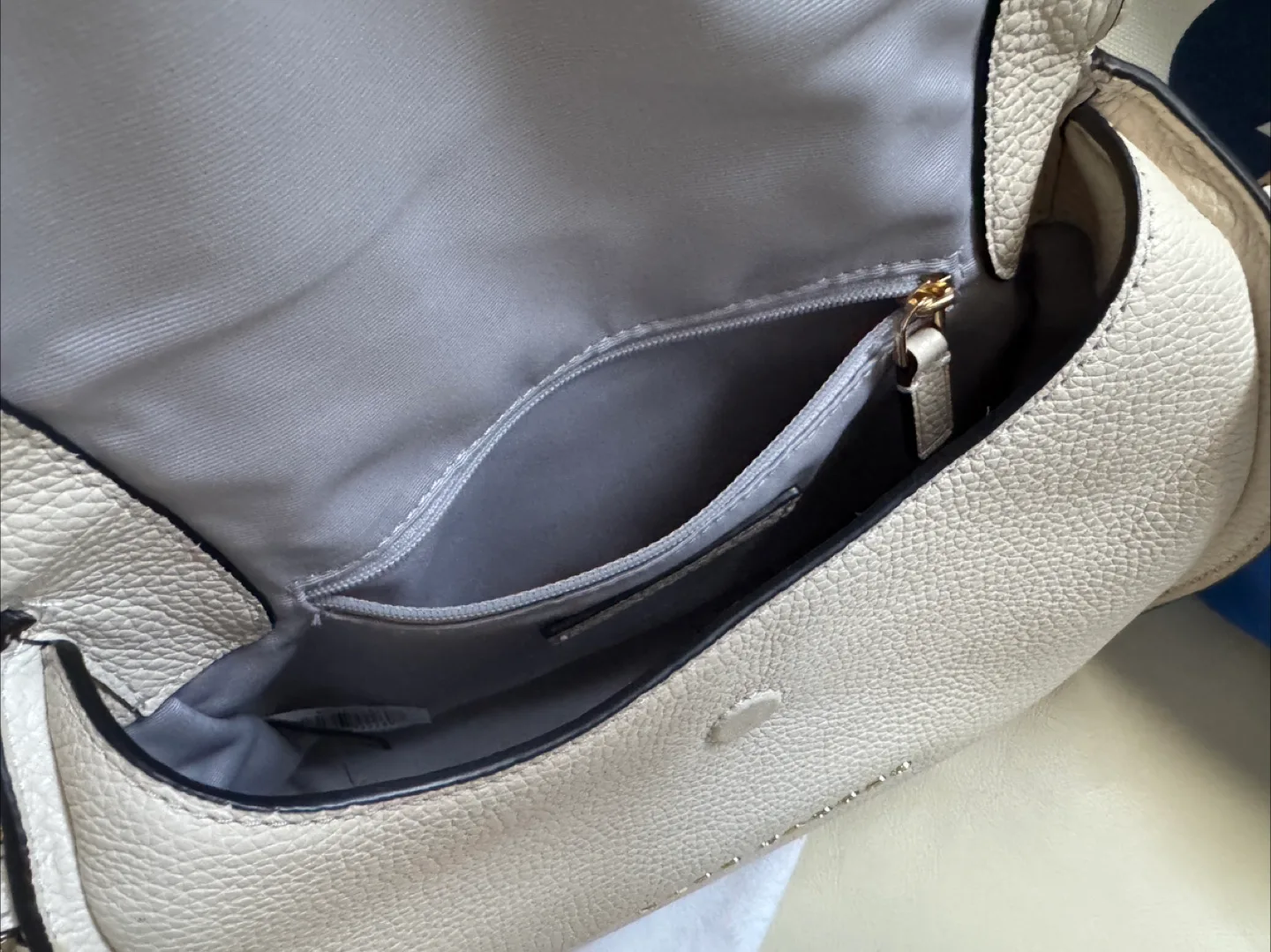 🇨🇦Marc Jacobs off-white Leather Crossbody messenger Bag image indicator(10)