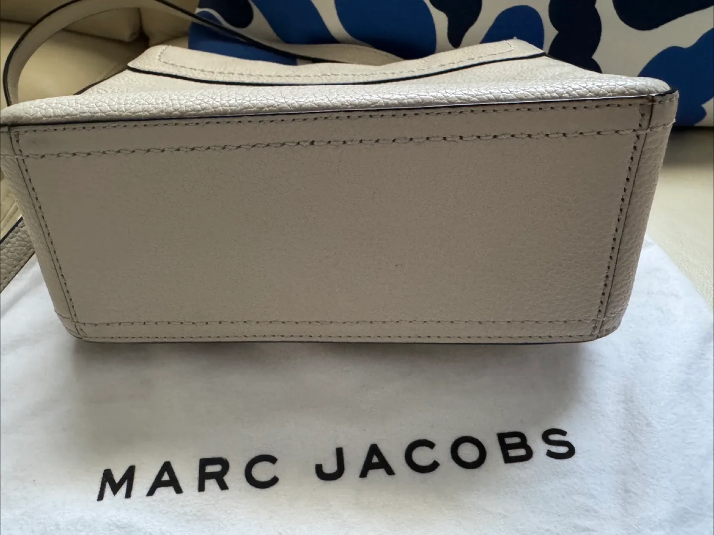 🇨🇦Marc Jacobs off-white Leather Crossbody messenger Bag image indicator(8)