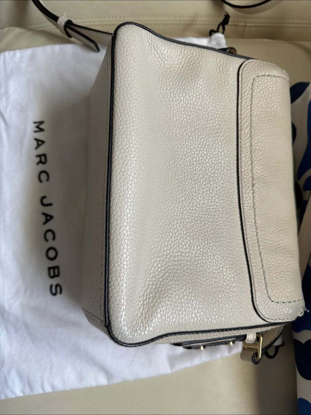 🇨🇦Marc Jacobs off-white Leather Crossbody messenger Bag image indicator(7)