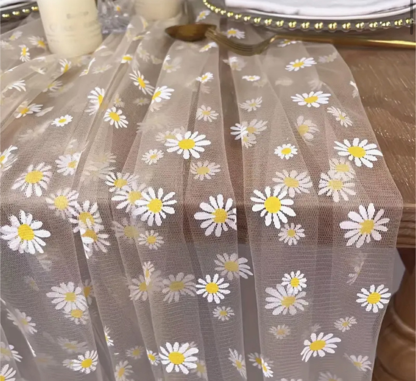 Daisy Pattern Table Runner tulle