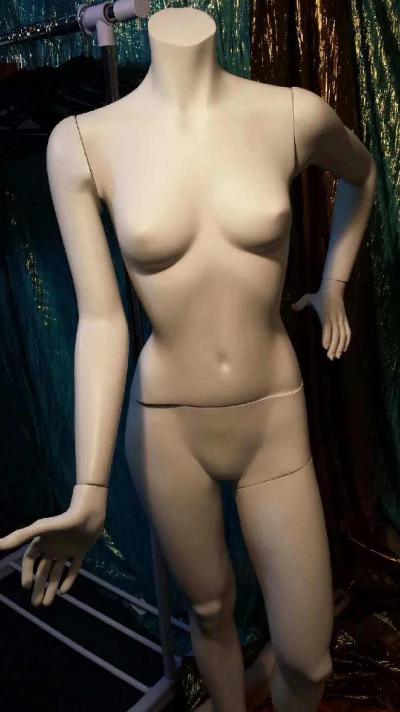 Female mannequin thumbnail