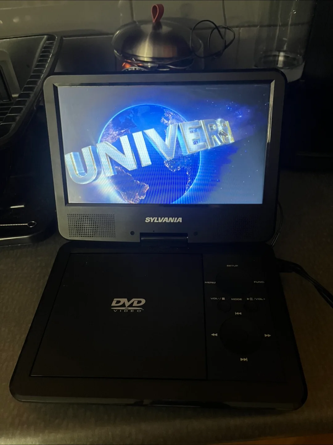 Sylvania Portable DVD player image indicator(2)