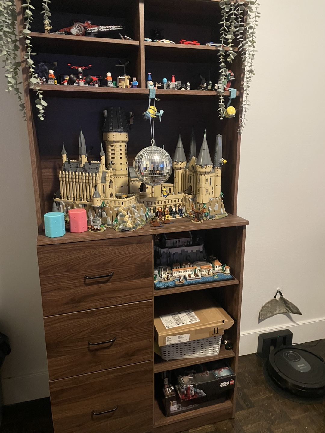 Brown cabinet with shelves - photo 2
