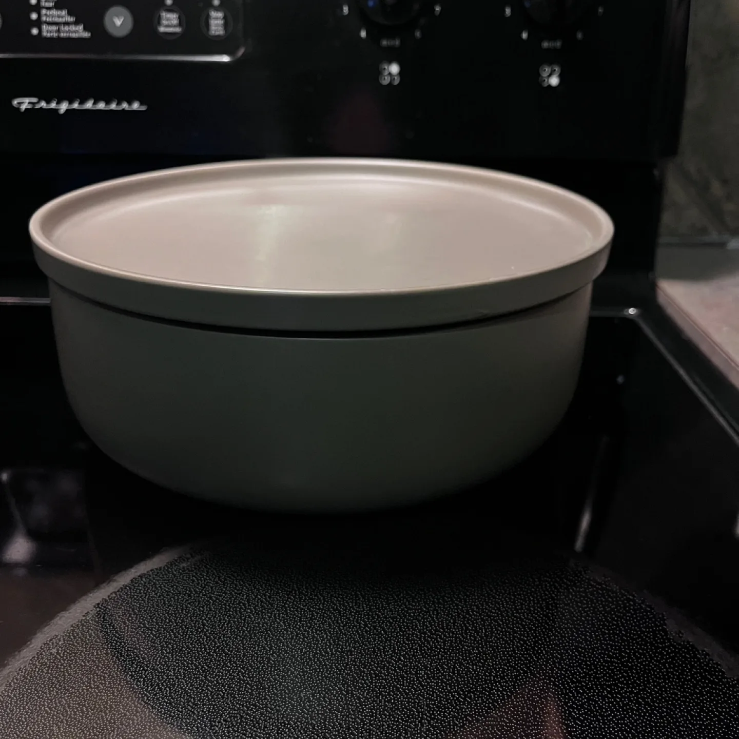 large salad bowl - w/ lid image indicator(3)