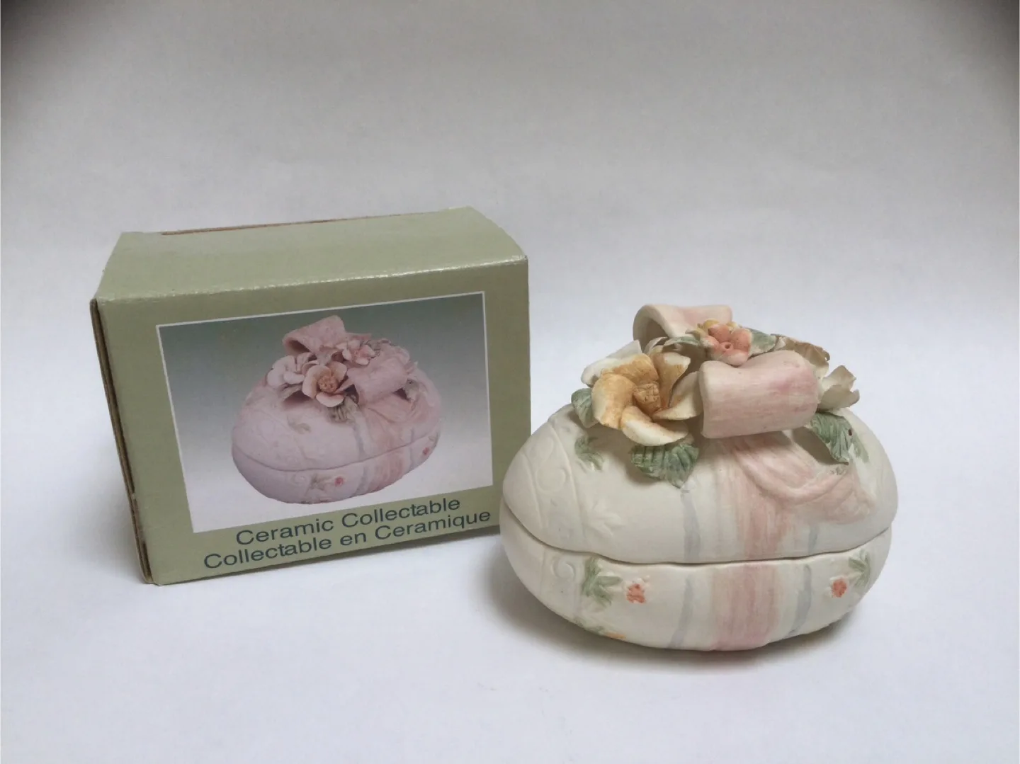 🇨🇦 Egg shaped trinket jewelry box thumbnail