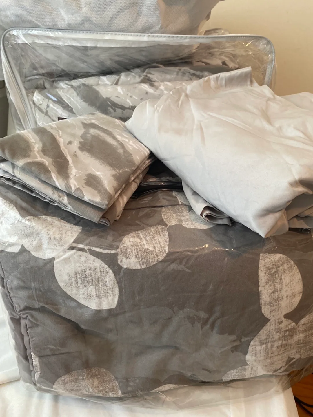 Love Living Full/Queen Comforter Set - image indicator(2)