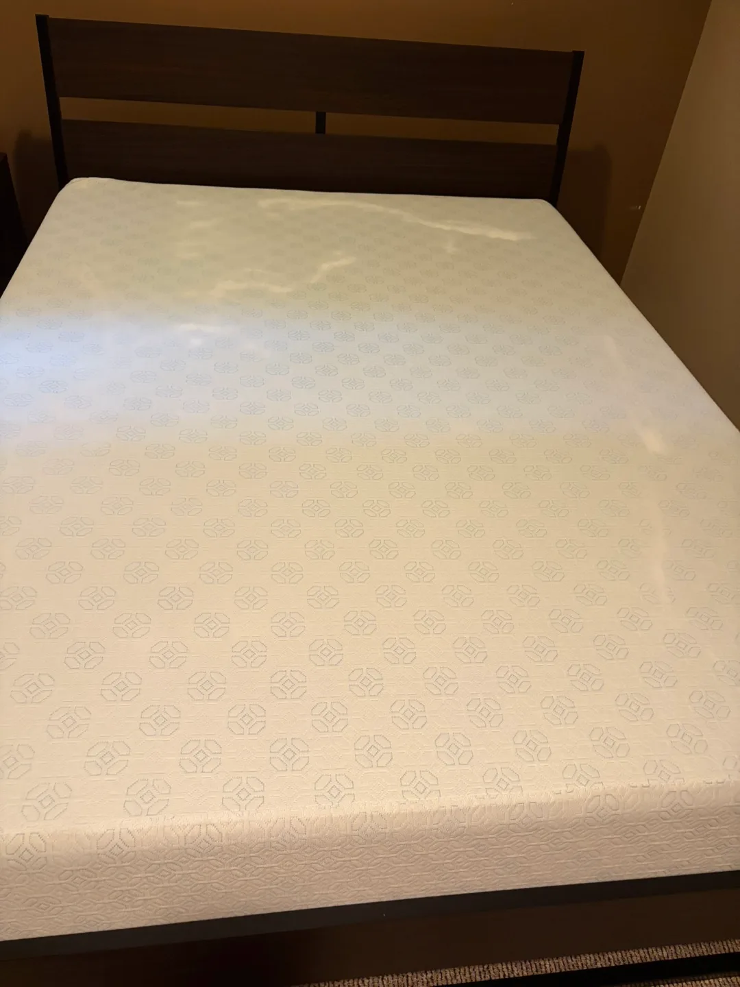 Queen bed & Mattresses thumbnail