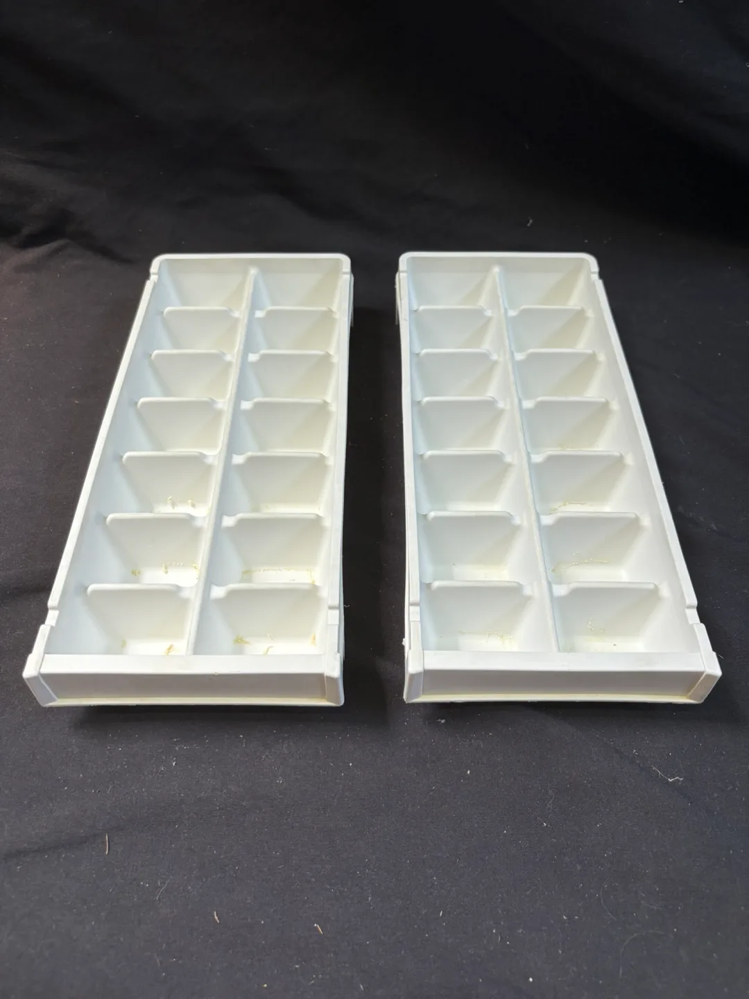 🇨🇦Two White Plastic Ice Cube Trays thumbnail