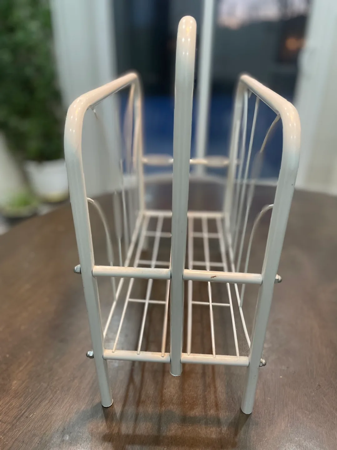 White Metal Magazine Rack image indicator(2)