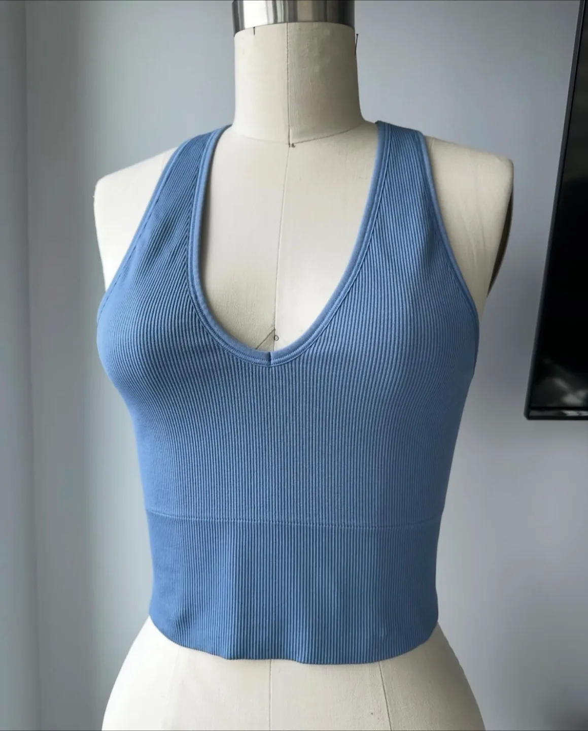 Athleta cropped v neck top size medium thumbnail