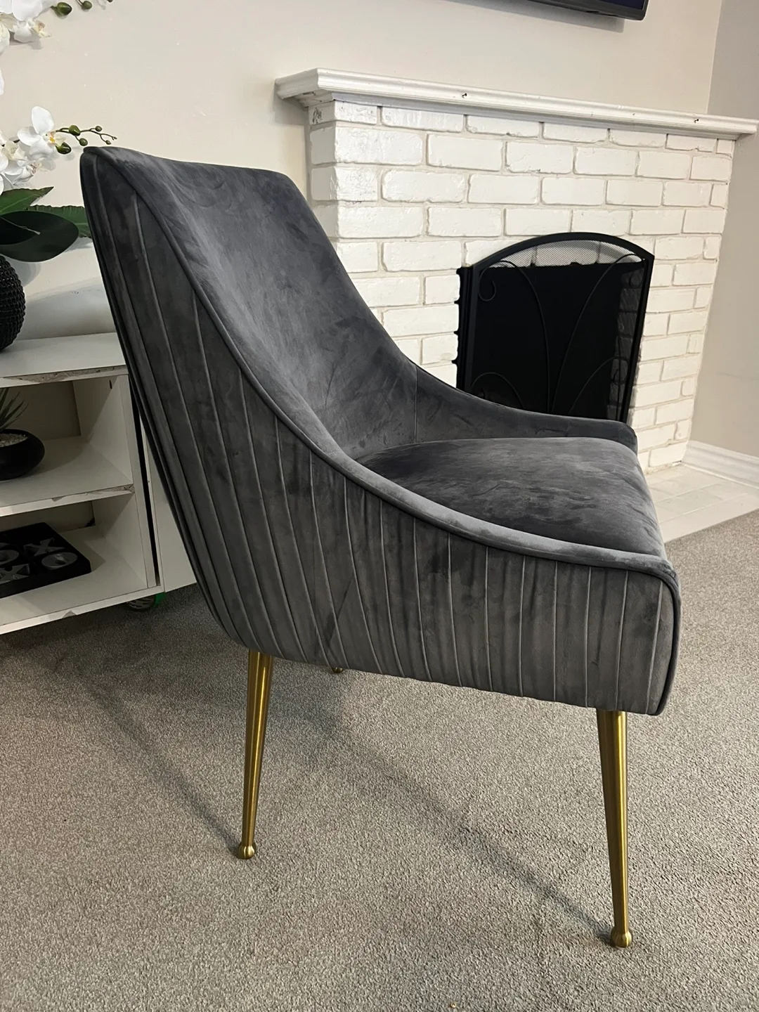 NEW Luxury Velvet Upholstered Living Room Accent Chair image indicator(2)