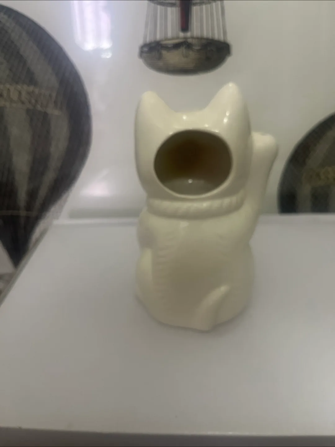 Maneki Neko Lucky Cat Figurine - White Ceramic image indicator(2)