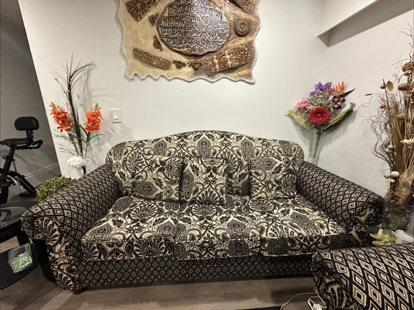 Patterned Sofa Set