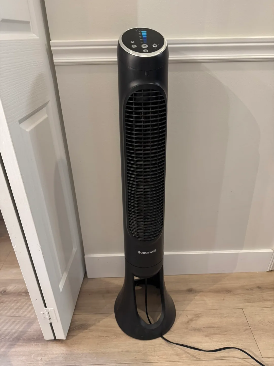 Honeywell Black Tower Fan thumbnail