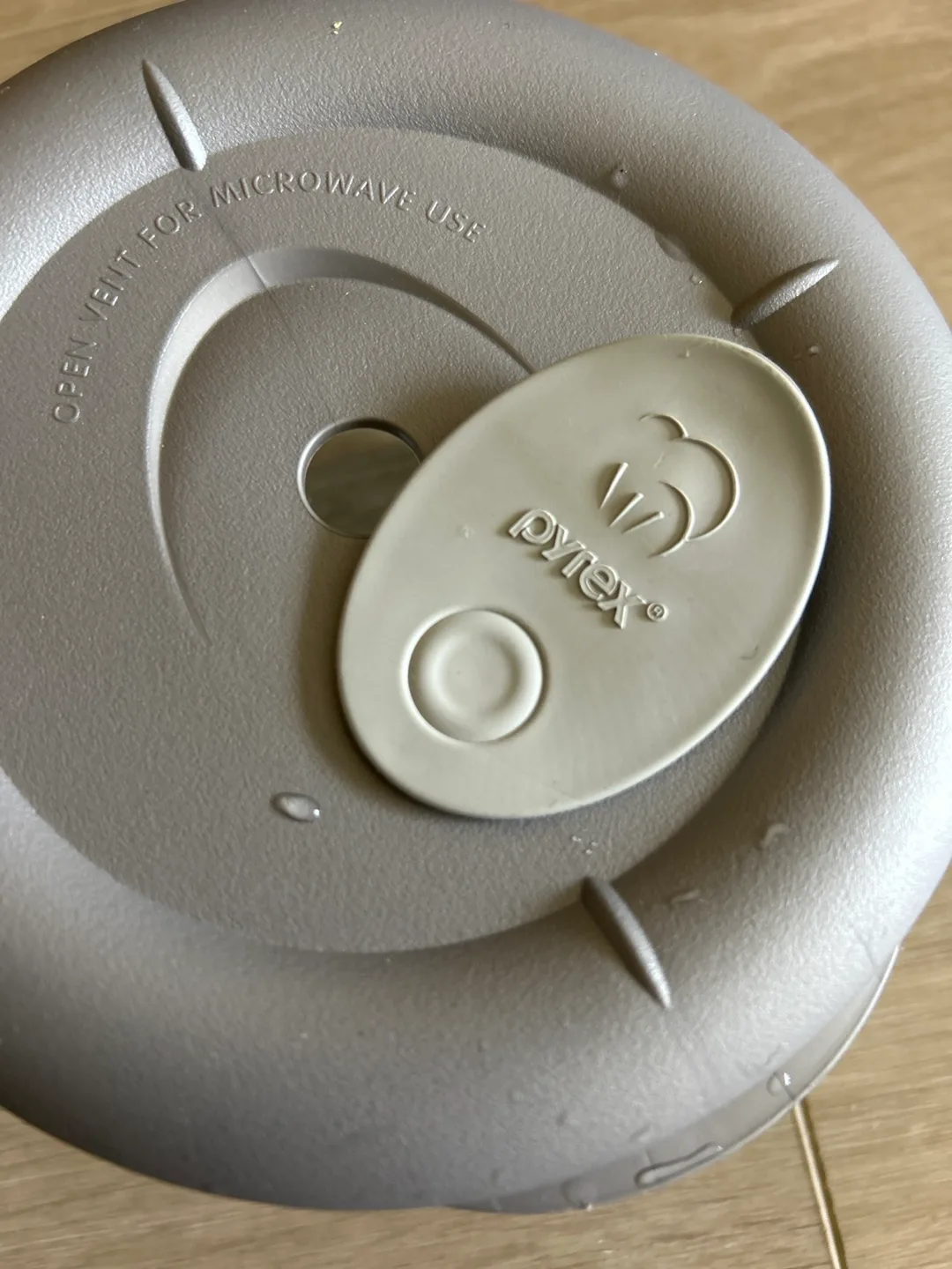 Pyrex Glass Mixing Bowl Set with Lids image indicator(3)