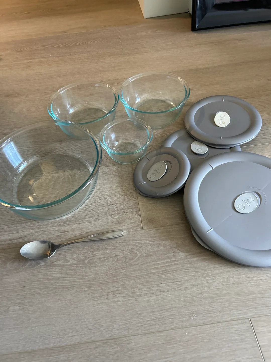 Pyrex Glass Mixing Bowl Set with Lids thumbnail