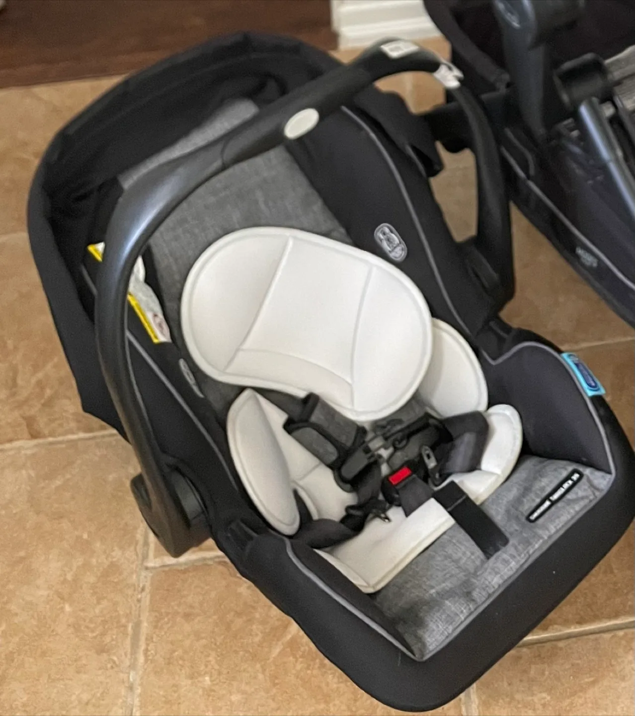 Graco SnugRide SnugLock 35 Infant Car Seat thumbnail