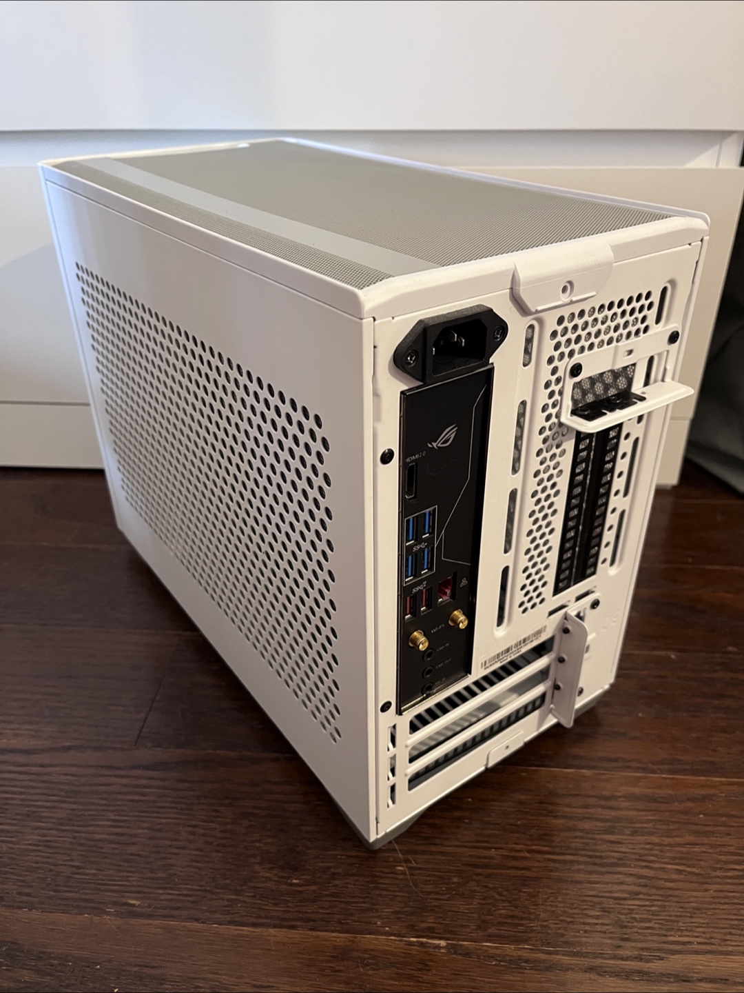 NR200P Mini-ITX PC Case - photo 3