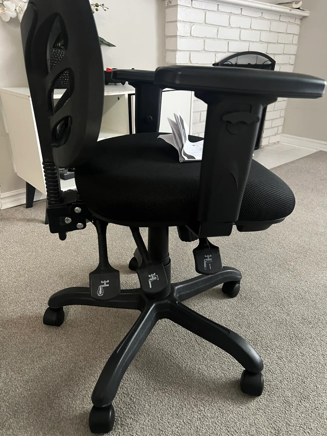 NEW Assembled Adjustable Mid-Back Mesh Desk Chair image indicator(4)