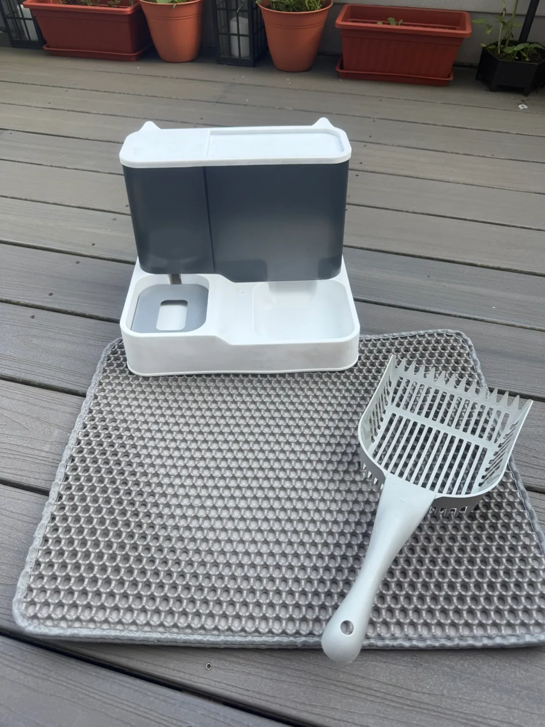 Pet Feeder with freebies thumbnail