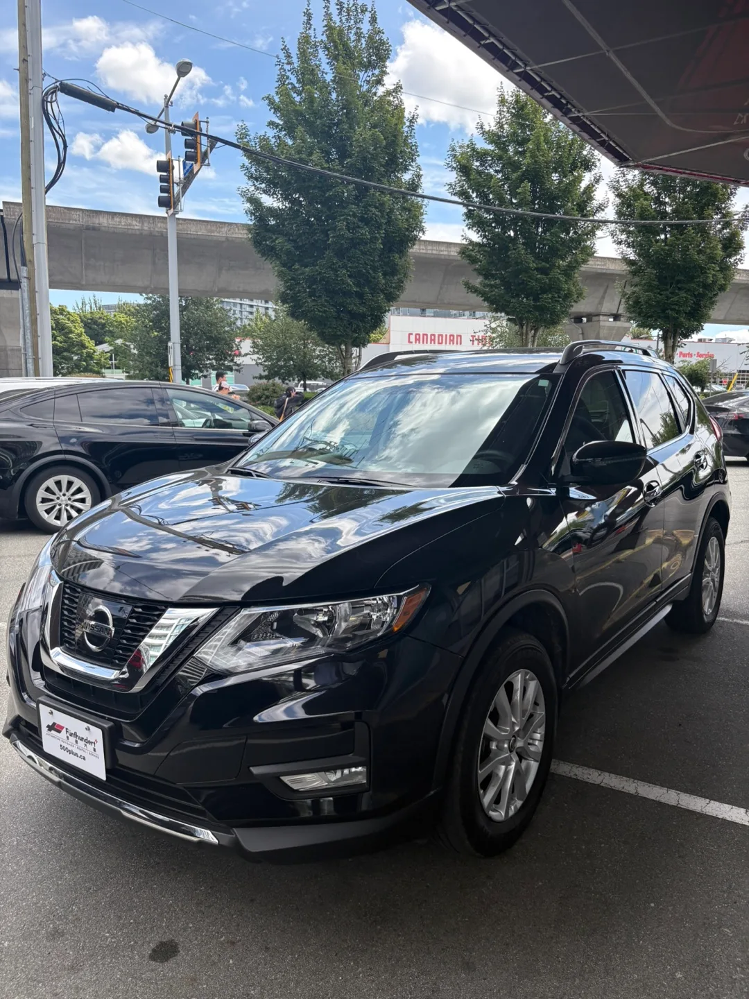 2017 Nissan Rogue SV thumbnail