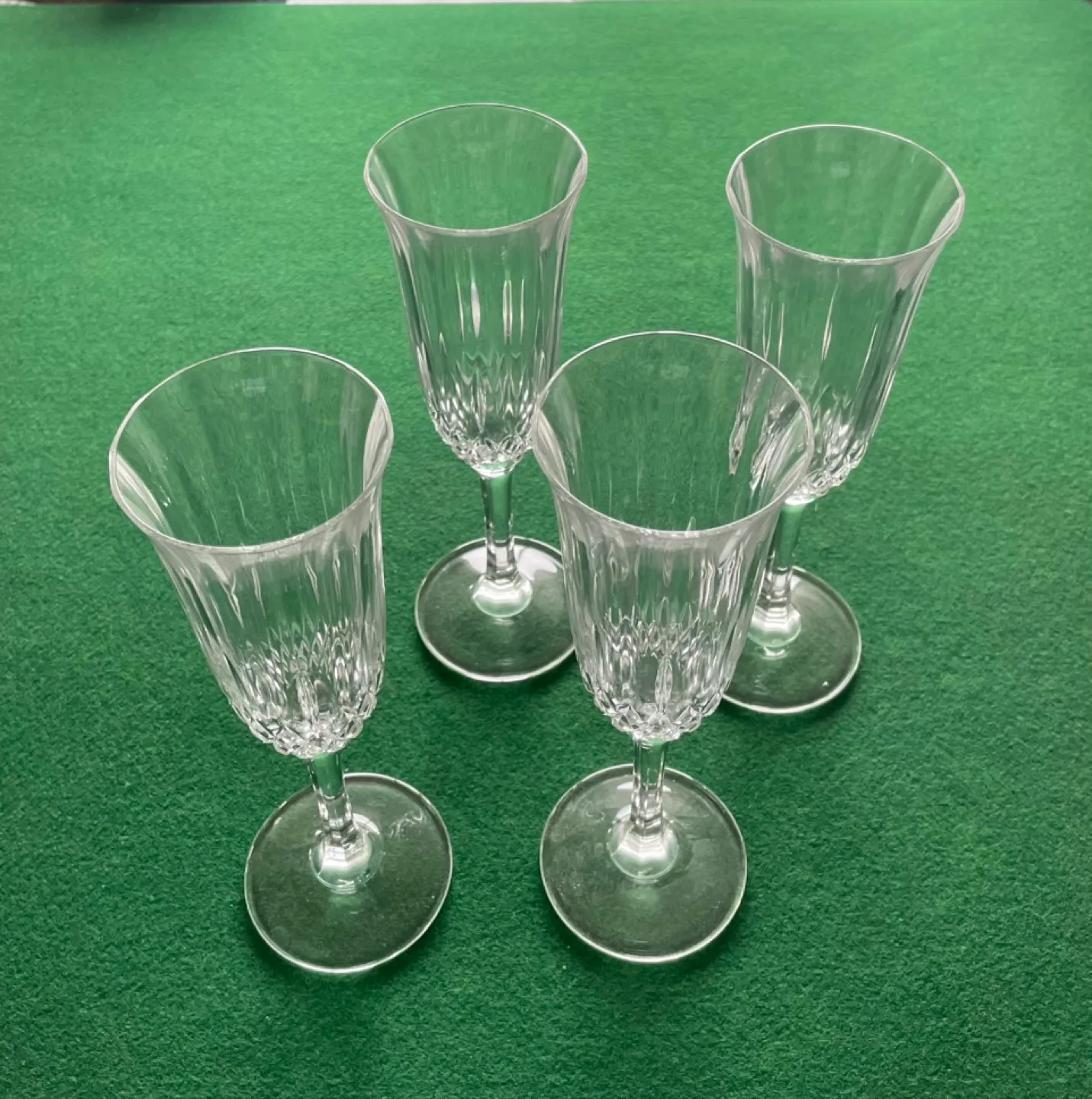 Set of 4 champagne Glasses image indicator(2)