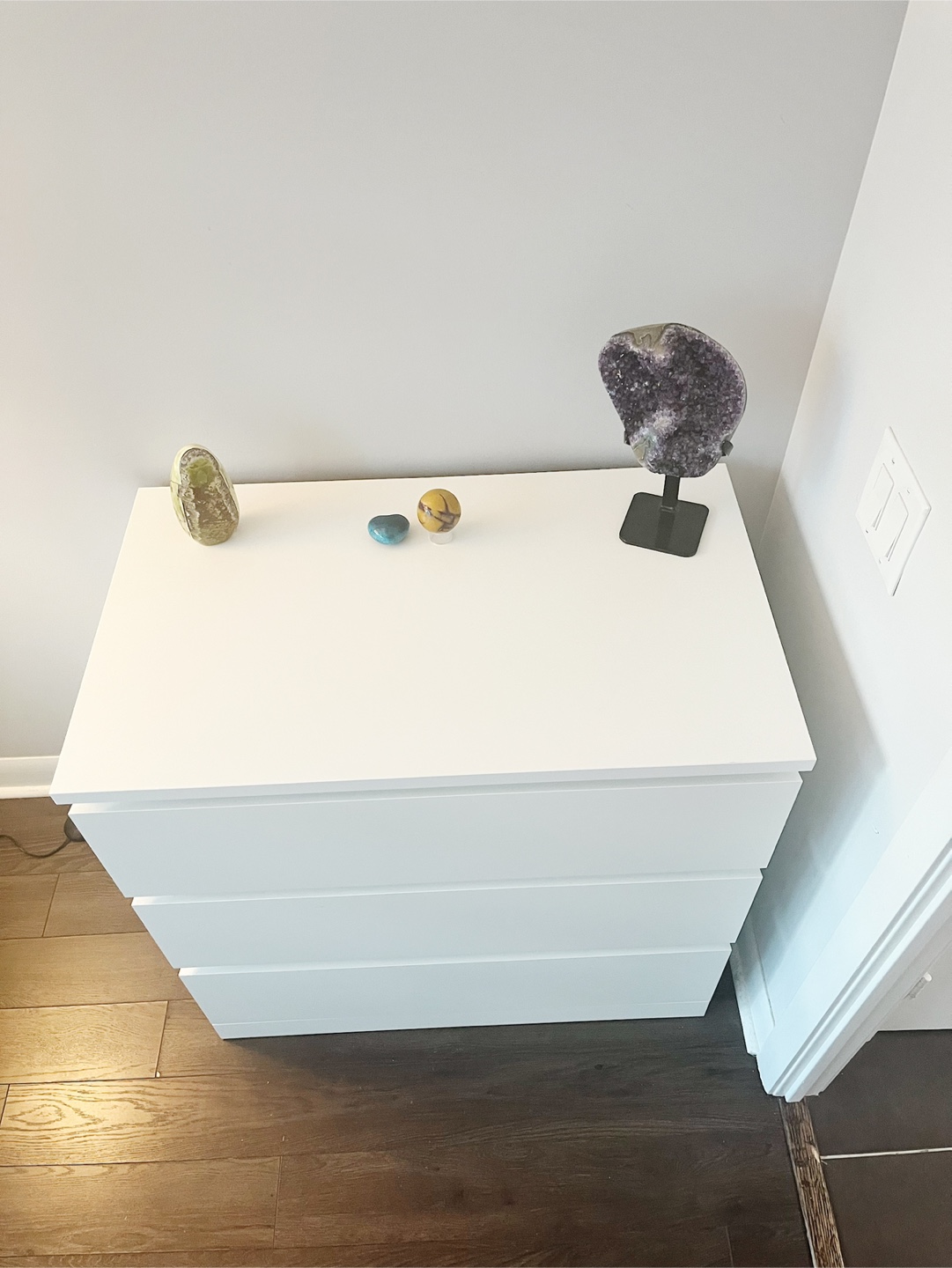 Modern White 3-Drawer Dresser – Excellent Condition - photo 3