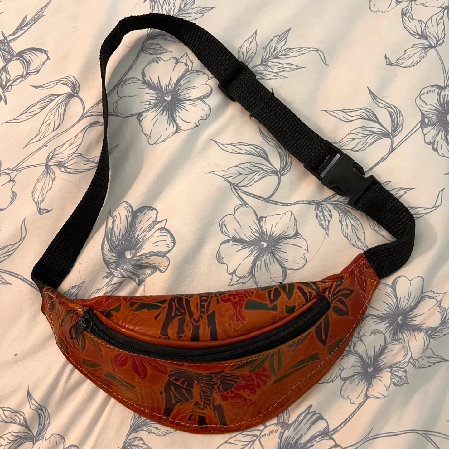 90s Vintage Leather Fanny Pack thumbnail