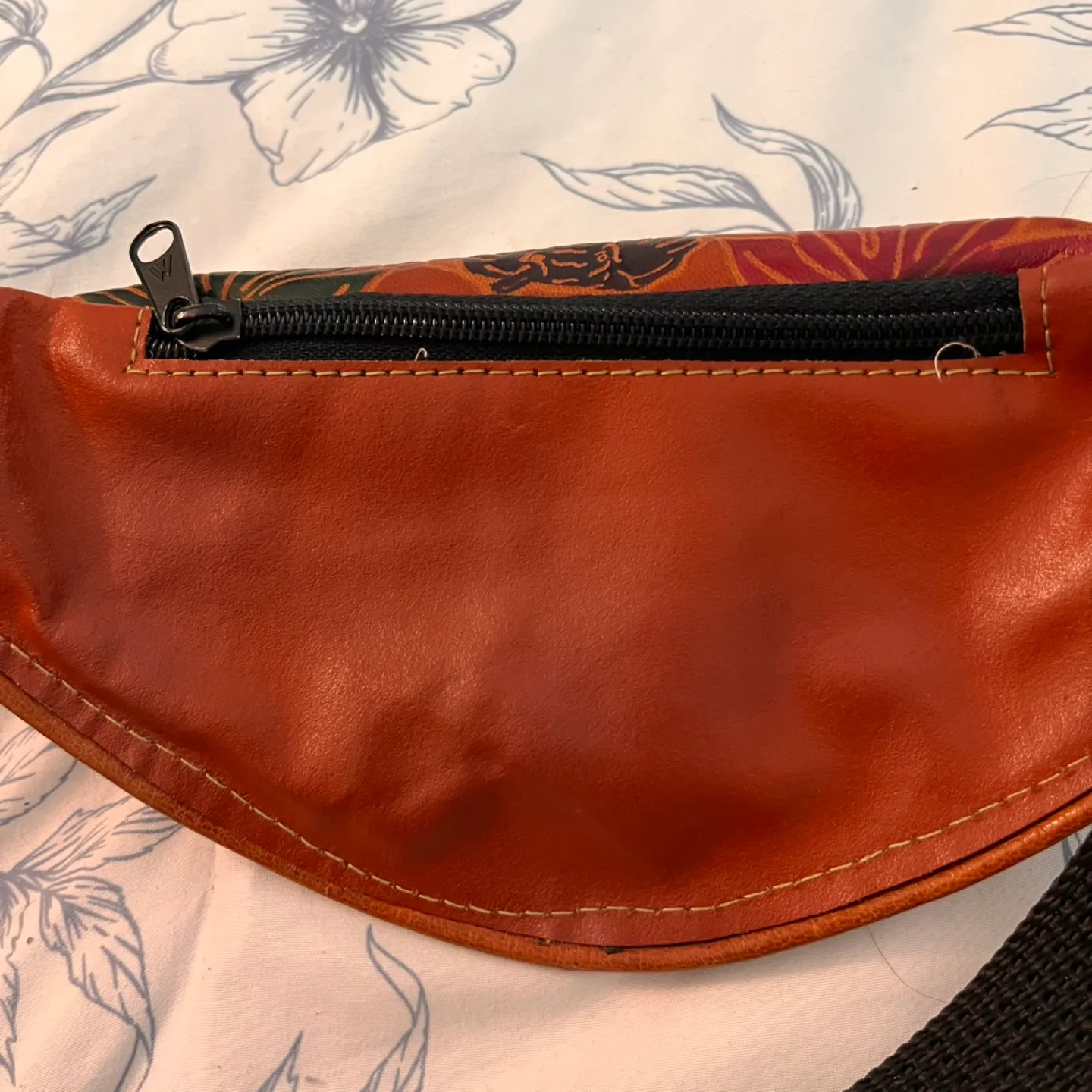 90s Vintage Leather Fanny Pack image indicator(3)