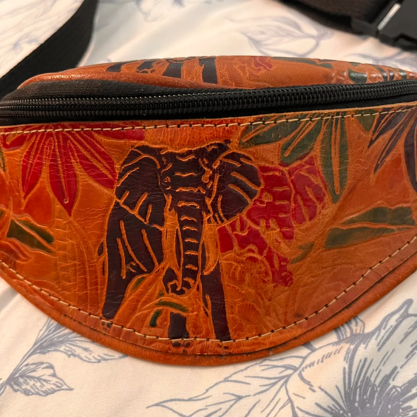 90s Vintage Leather Fanny Pack image indicator(2)