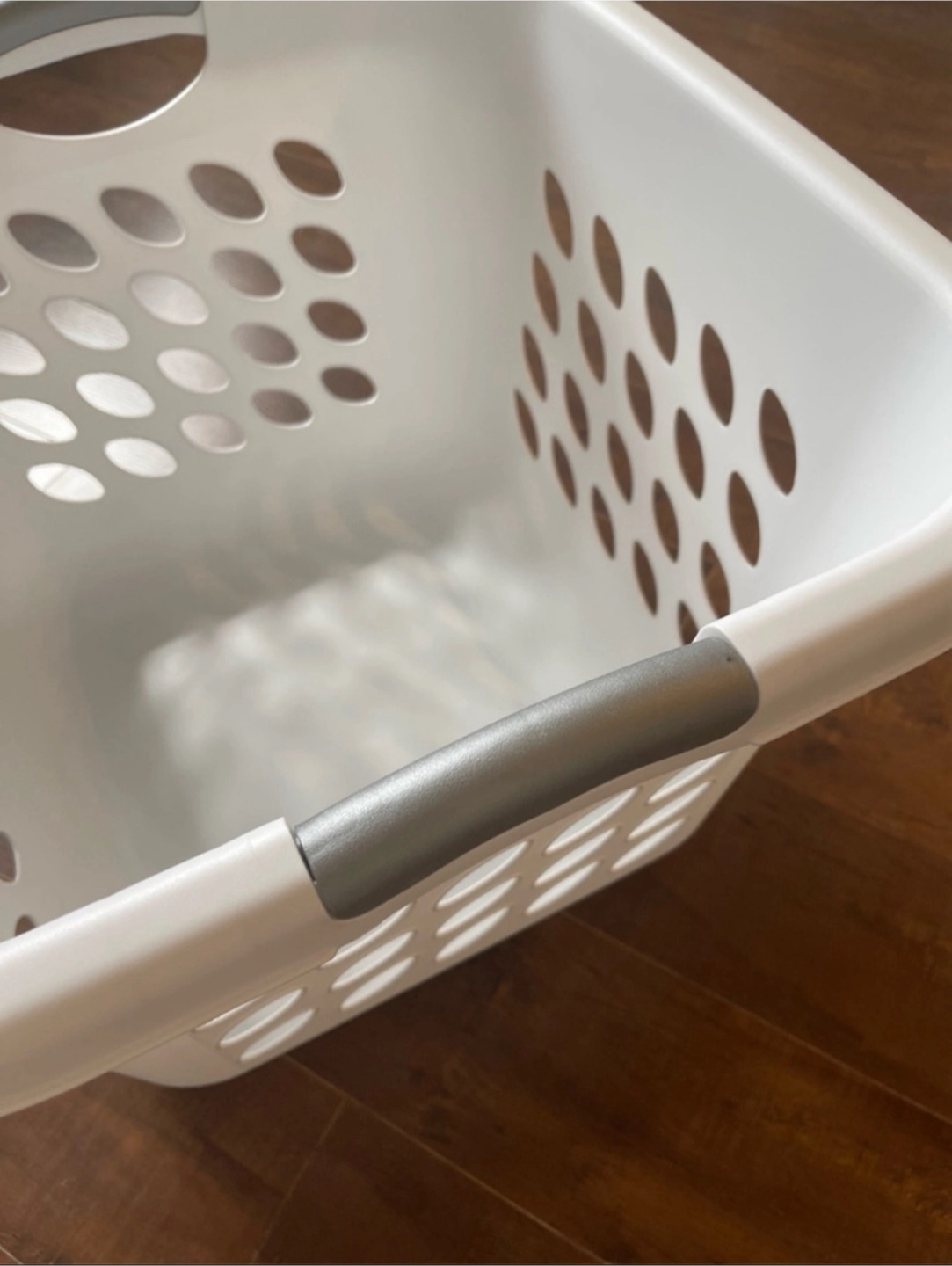 White Plastic Laundry Basket + Hangers（30items） - photo 3