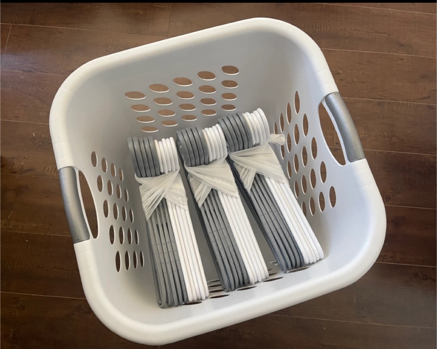 White Plastic Laundry Basket + Hangers（30items）
