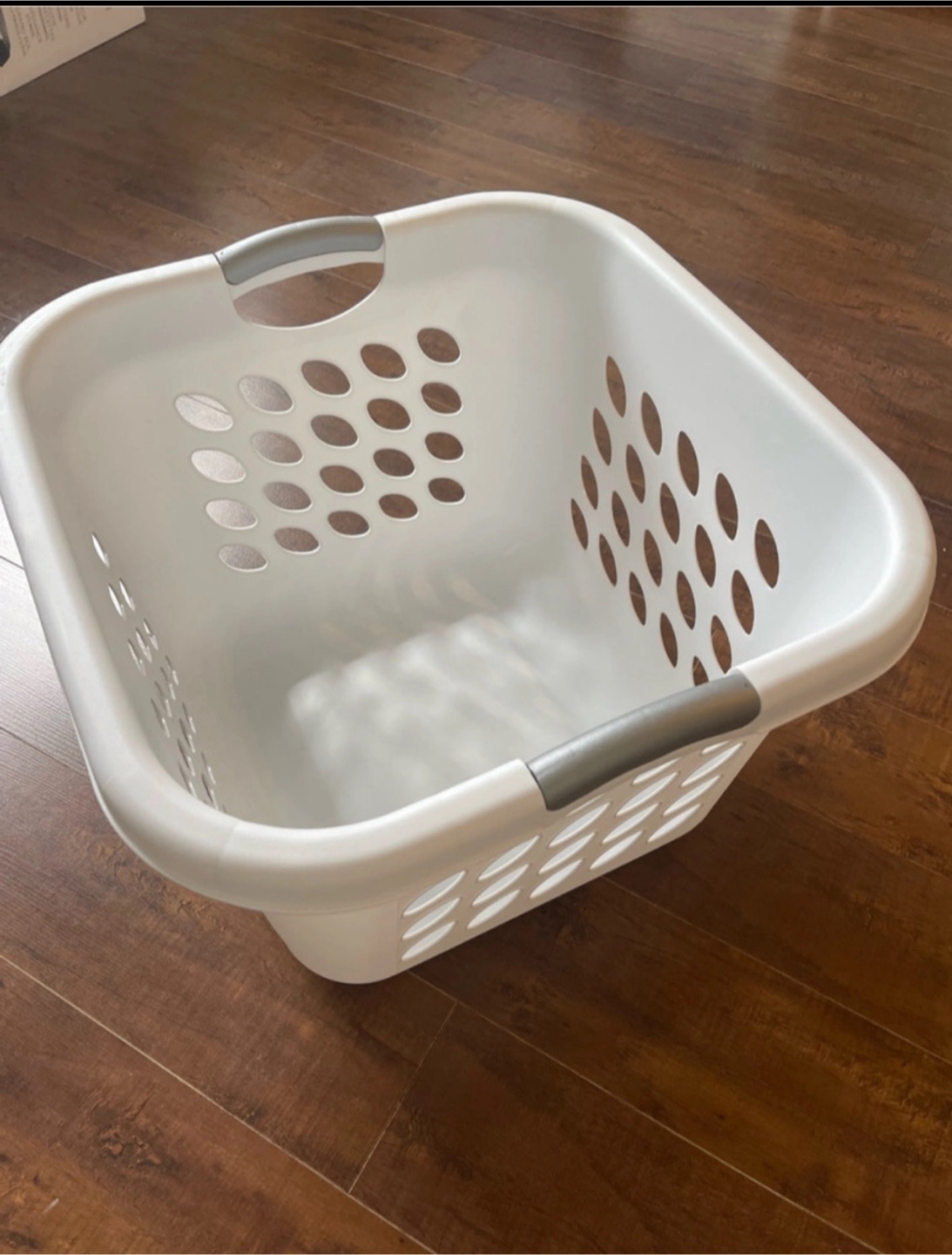 White Plastic Laundry Basket + Hangers（30items） - photo 2