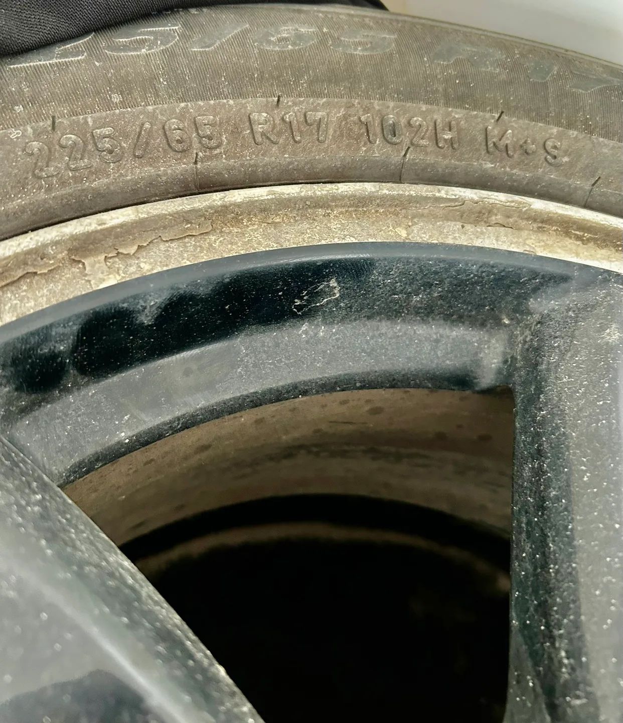 Ford 225/65R17 Tire Set image indicator(2)