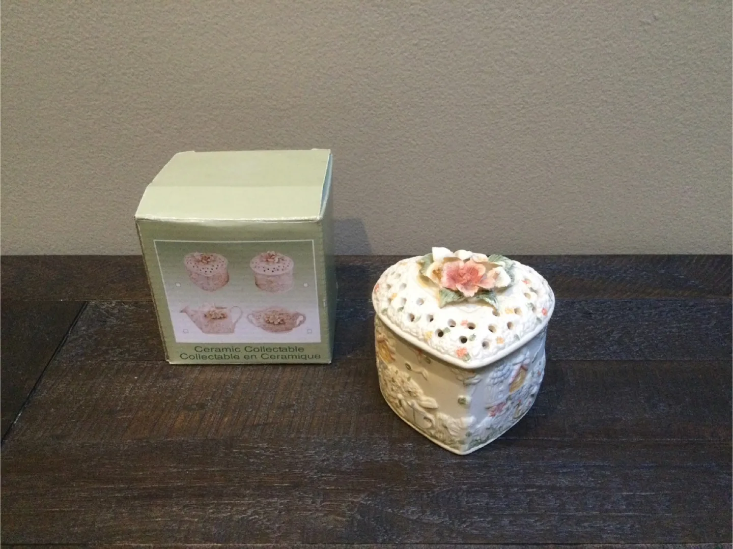 🇨🇦 Ceramic Heart-Shaped Trinket Box with Lid thumbnail