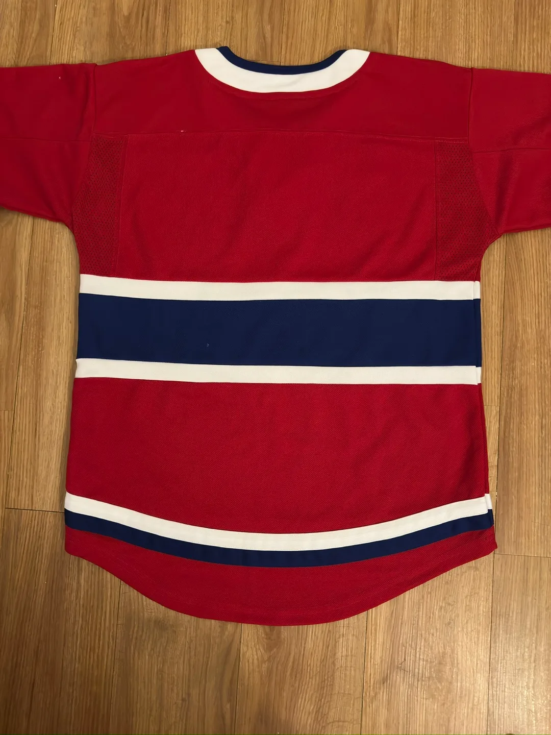 Youth L/XL Montreal Canadiens Jersey image indicator(2)