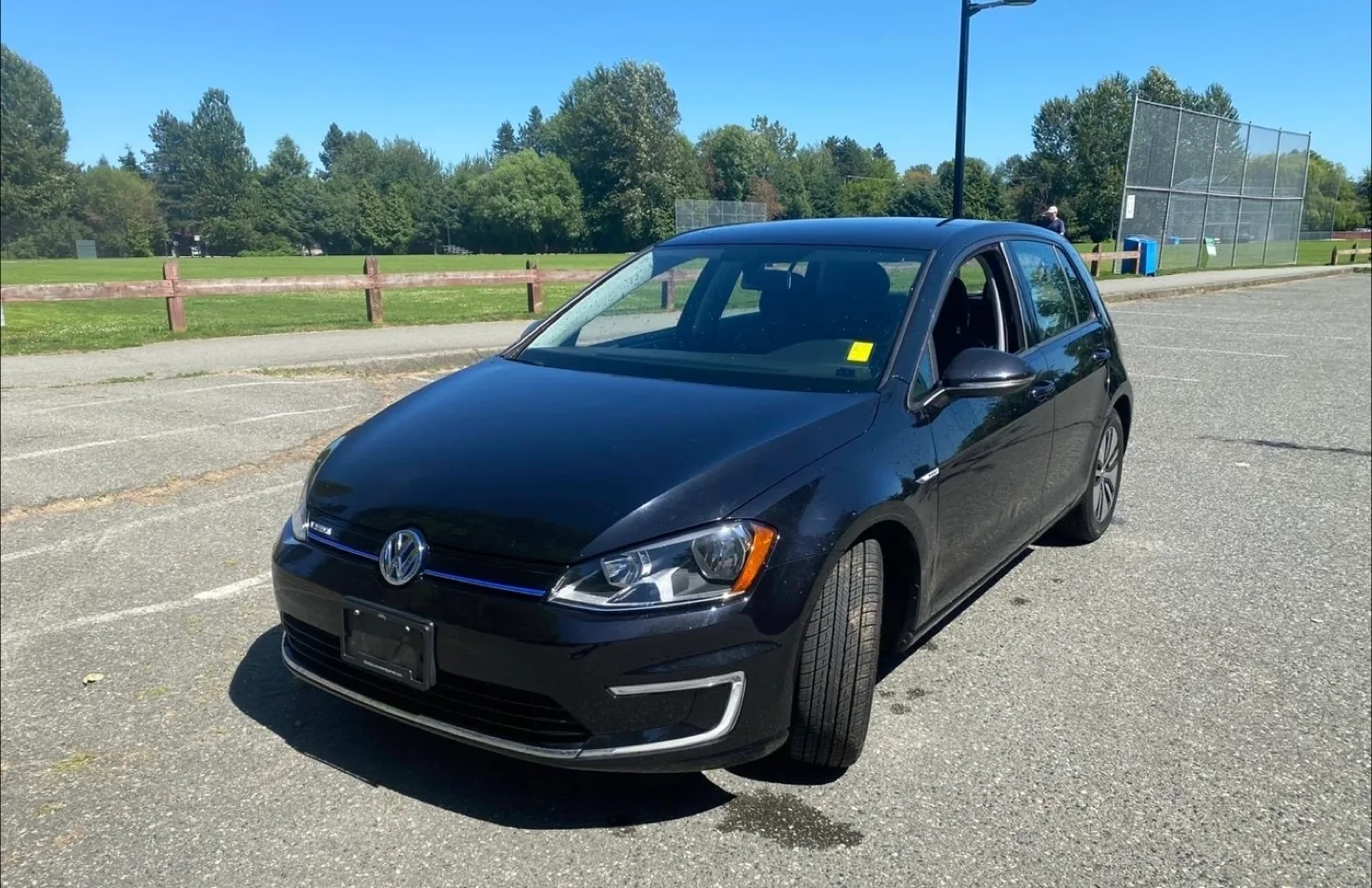 2016 Volkswagen e-Golf Hatchback thumbnail