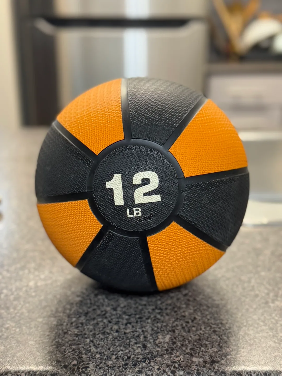🇨🇦AmazonBasics 12 LB Medicine Ball thumbnail